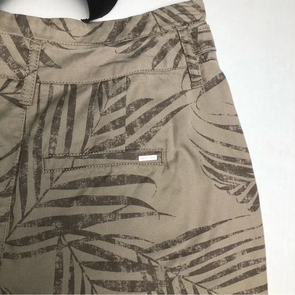 ⭐️NEW⭐️White House Black Market (WHBM) High Rise Bamboo Print Shorts - Picture 9 of 9